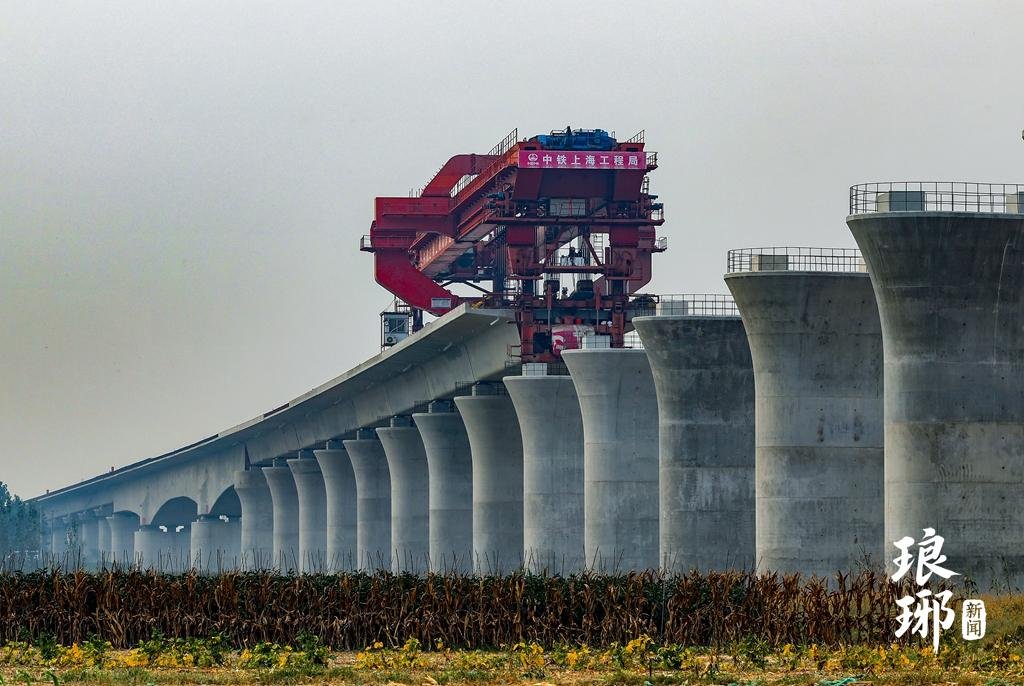 HiLinyi0539's tweet photo. Construction proceeds smoothly on the Weifang-Suqian High-speed Railway（Shandong）. Multiple work sites push forward pile‑foundation work, pier‑column casting and track‑bed construction simultaneously. Once finished, the high‑speed‑rail line will greatly upgrade Linyi’s regional rail‑transport position and shorten inter‑city travel time.
