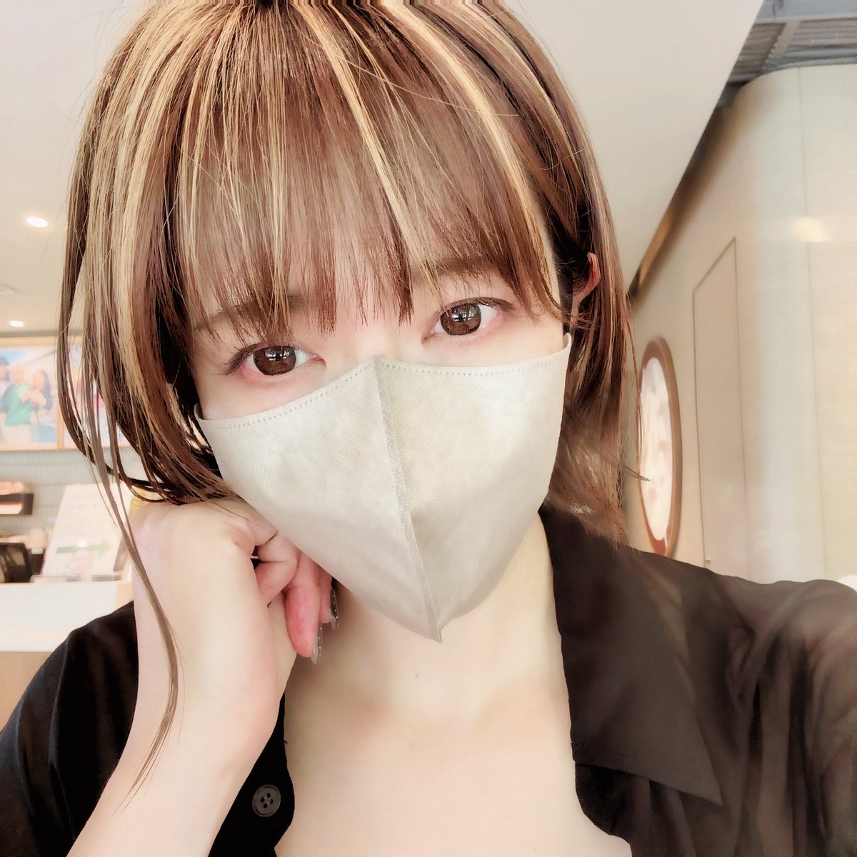 nazukakaori's tweet photo. 秋花粉がひゃ〜😭って���じだから、マスクしてるんだけど…今日暑過ぎん🫠？
そんな中、本日は移動が多く4現場…💫
カフェで時間調整しつつ…次の役へシフトチェンジ💃

あ…報告しそびれてたけど、髪色ちょっと遊び中♪長さは伸ばしたいなーと思って、襟足気になるけど我慢中✂︎ https://t.co/LkHD0Waora