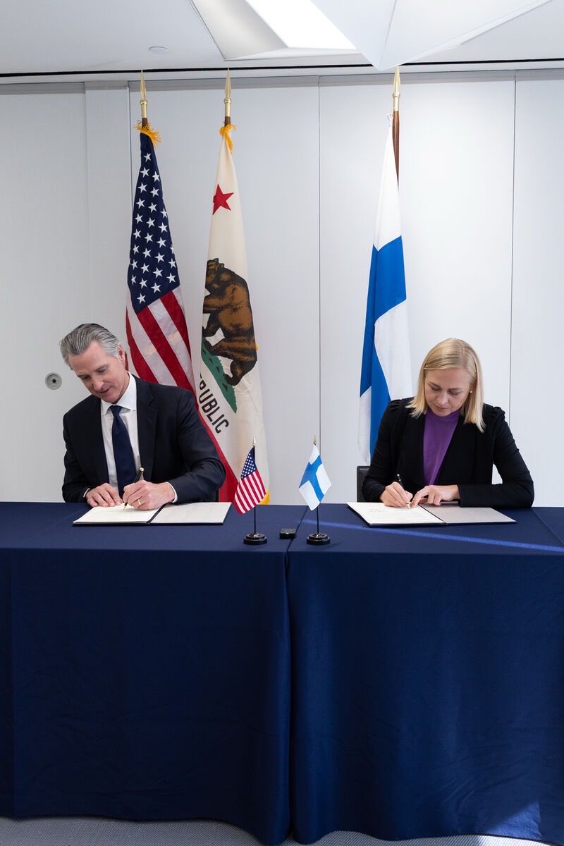 elinavaltonen's tweet photo. Allekirjoitin Kalifornian kuvernöörin Gavin Newsomin kanssa Suomen ja Kalifornian välisen yhteisymmärryspöytäkirjan.

🇫🇮🇺🇸

Kalifornia on yksi maailman johtavista innovaatio- ja talouskeskuksista. Vahvistamme Suomen ja Kalifornian kaupallisia suhteita, avaamme uusia mahdollisuuksia yrityksille ja tiivistämme yhteistyötä innovaatioiden sekä uusien teknologioiden tutkimuksessa ja kehittämisessä.

Nyt ei muuta kuin unelmat todeksi! Suomella ja Kalifornialla on valtavasti annettavaa toisilleen. 🤝
