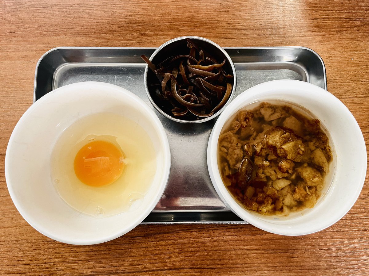 oishiidesyo's tweet photo. ラーメン ぶぅさん(戸越)
ラーメン大盛り(350g)
無料トッピング...味付き脂・きくらげ
生卵

無料トッピングはまるでコース料理のようでテンションが上がる。
背脂スープが染みたパキポキなストレート麺を、脂と生卵それぞれにくぐらせて食べられるのが楽しい、美味しい。 https://t.co/8rwVKOUA74