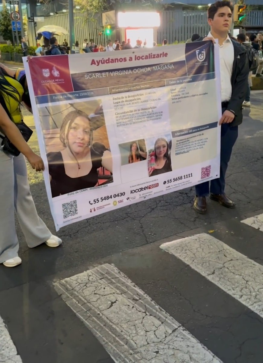 AbejorroMedia's tweet photo. Exigen aparición de Scarlet Virginia

Familiares y amigos de Scarlet Virginia Ochoa Magaña, de 13 años, bloquean el cruce de avenida Cuauhtémoc y Eje 7 Sur, para exigir apoyo de las autoridades en su búsqueda.

De acuerdo con sus familiares, la menor desapareció la tarde del martes 22 de septiembre, cuando se dirigía a la escuela.

Se sabe que abordó una unidad de transporte público; sin embargo, no llegó a clases y hasta el momento se desconoce su paradero.

Los manifestantes exigen que se utilicen más cámaras de videovigilancia para obtener información que permita establecer la ruta que siguió Scarlet Virginia para dar con ella.

#AbejorroMedia