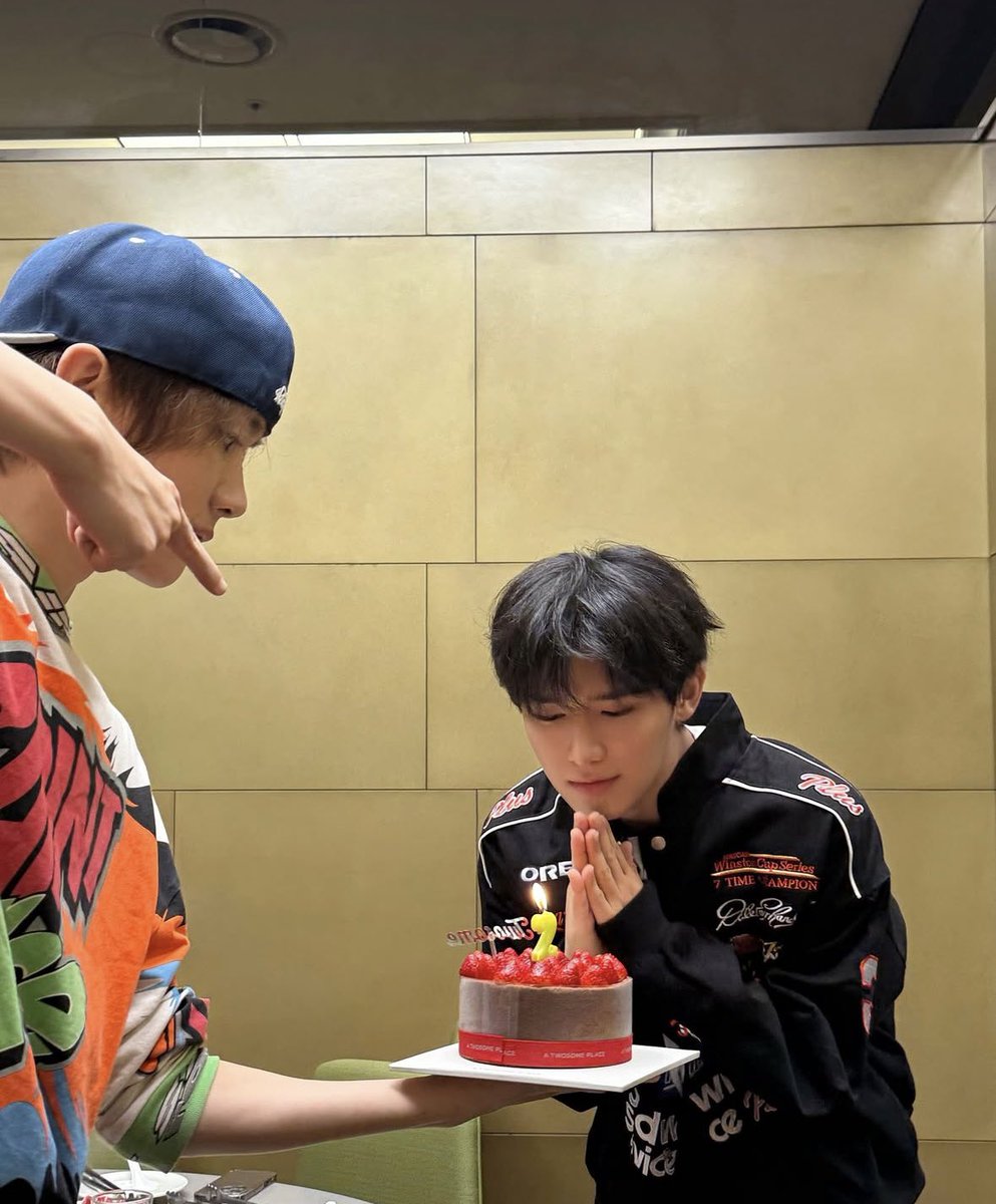 yooooohaeeeeee's tweet photo. 1주년이다 https://t.co/GQ4nqUsxIE