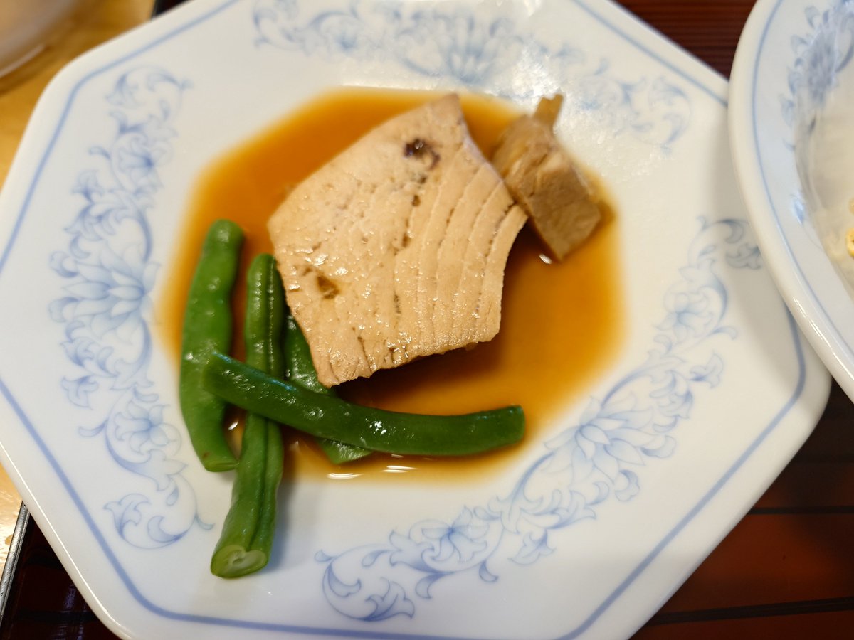 44_moto's tweet photo. 昨日ぎょうざの満洲でお昼食べようと思ったら入り口で「食べたこと無いかもメニュー２点」が出てて「メカジキチャーシュー」なるものを頼んだら、普通に生姜の煮付けやった。

美味しくいただきました。 https://t.co/TY3zAICWSI
