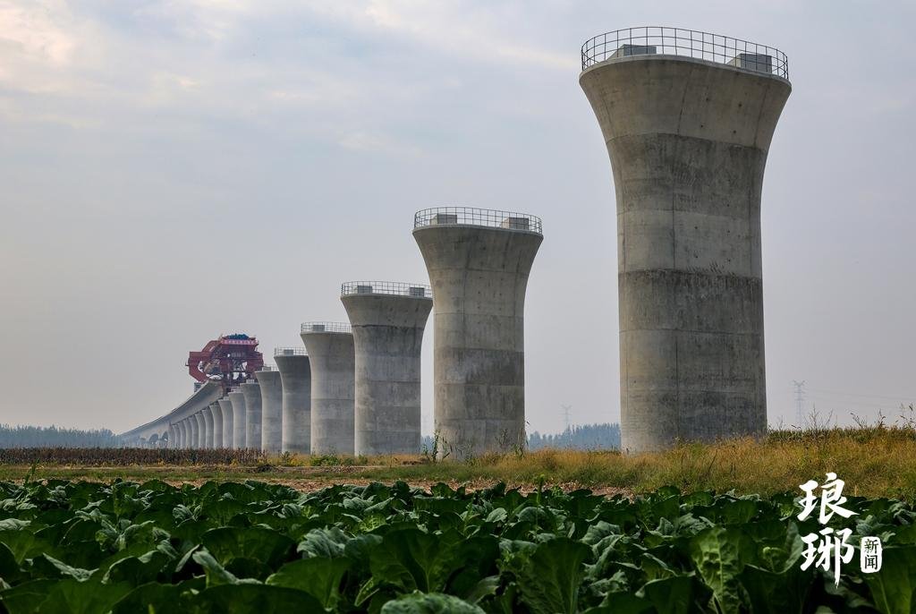 HiLinyi0539's tweet photo. Construction proceeds smoothly on the Weifang-Suqian High-speed Railway（Shandong）. Multiple work sites push forward pile‑foundation work, pier‑column casting and track‑bed construction simultaneously. Once finished, the high‑speed‑rail line will greatly upgrade Linyi’s regional rail‑transport position and shorten inter‑city travel time.
