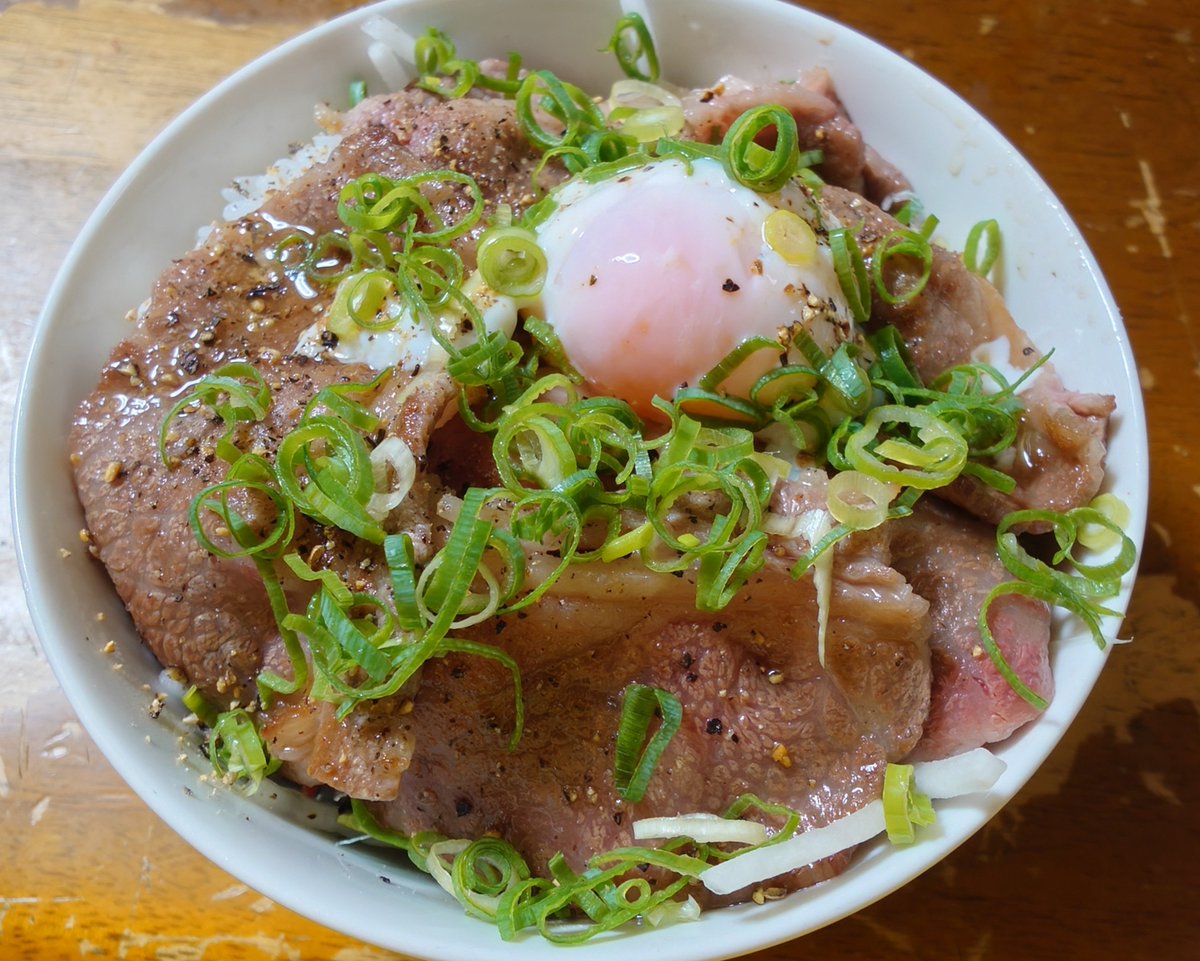 rainpac5's tweet photo. #おーるにゃめし #料理 #おうちごはん #お昼ご飯 #昼食 #丼 #牛肉

牛ロースの塩焼肉丼 https://t.co/1o9pP3jokr