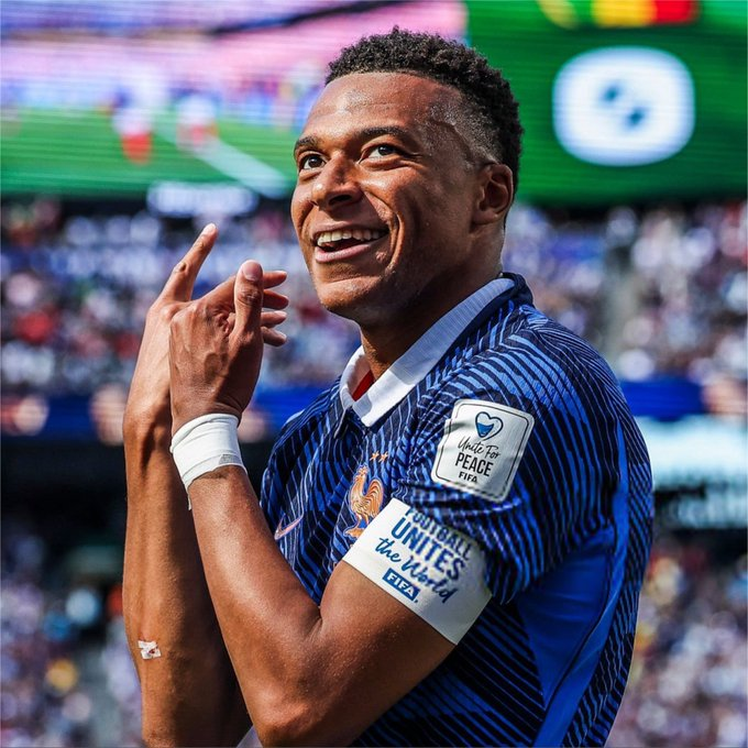 MadridXtra's tweet photo. 🚨 JUST IN: Zidane privately told Kylian Mbappé that he wants him playing on the LEFT for France, not as a No. 9. @diarioas https://t.co/o9gOVqykMf