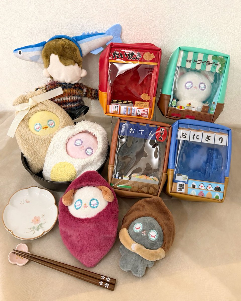 thankyoumart's tweet photo. ／
新作ぬい活シリーズ、
『ほっこりぬいグルメ』が登場🎶
＼

食べものをモチーフにした、
ほっこりかわいいデザインにキュン🤎

もちろん全部390円(税込429円)🏷️
一緒に秋冬のぬい活を楽しんじゃお🍢🫶

🌰WEB先行予約：9/25(金)12:00～
🌰店頭販売：10月下旬～順次入荷
https://t.co/nNkcDyTMaz https://t.co/2yoguvcVHK