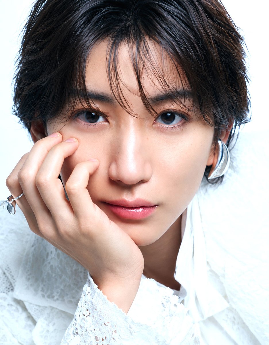 fcSixTONESfan's tweet photo. 💎京本大我
「MAQUIA」表紙！

本日発売「MAQUIA 11月号増刊」✨
ソロ表紙に加え、スペシャル美撮8Pも掲載📖

表紙で魅せる京本大我さん、
ぜひ手元に残したい一冊です。

▼購入・詳細
https://t.co/CtMH2INMaN

#PR #SixTONES #京本大我 https://t.co/29ZuURFJ7q