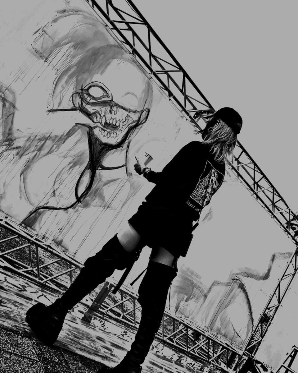 dipsy_app's tweet photo. 「ガチ壁画を制作しているギャルです」。福岡・朝倉出身のペインターdollyは、5年で壁画とライブペイント120件以上。幅5.4mの大絵馬から店舗の壁画まで、壁を「お店の顔」に変えてきた。ギャルが「ガチ」で壁画を描く理由とは——。 https://t.co/gxYsUscwFP