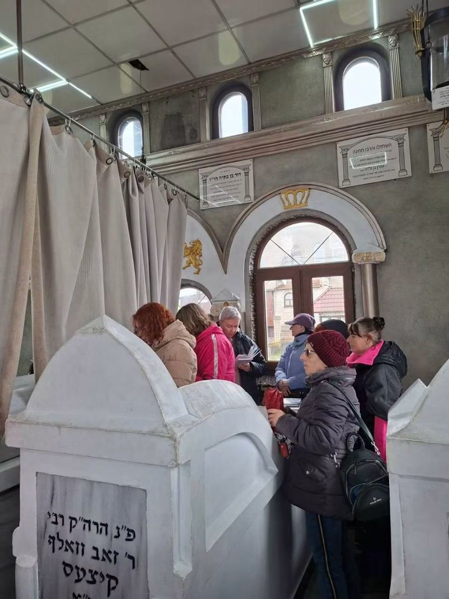 FJCU's tweet photo. The Representatives of the Jewish Community of Khmelnytskyi Visit Medzhybizh, a #Holocaust Memorial Site

The Jewish community of Khmelnytskyi visited #Medzhybizh, a site commemorating the victims of the Holocaust. https://t.co/ql1JxlZXOq