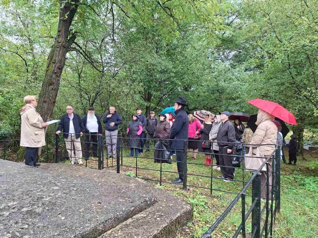 FJCU's tweet photo. The Representatives of the Jewish Community of Khmelnytskyi Visit Medzhybizh, a #Holocaust Memorial Site

The Jewish community of Khmelnytskyi visited #Medzhybizh, a site commemorating the victims of the Holocaust. https://t.co/ql1JxlZXOq