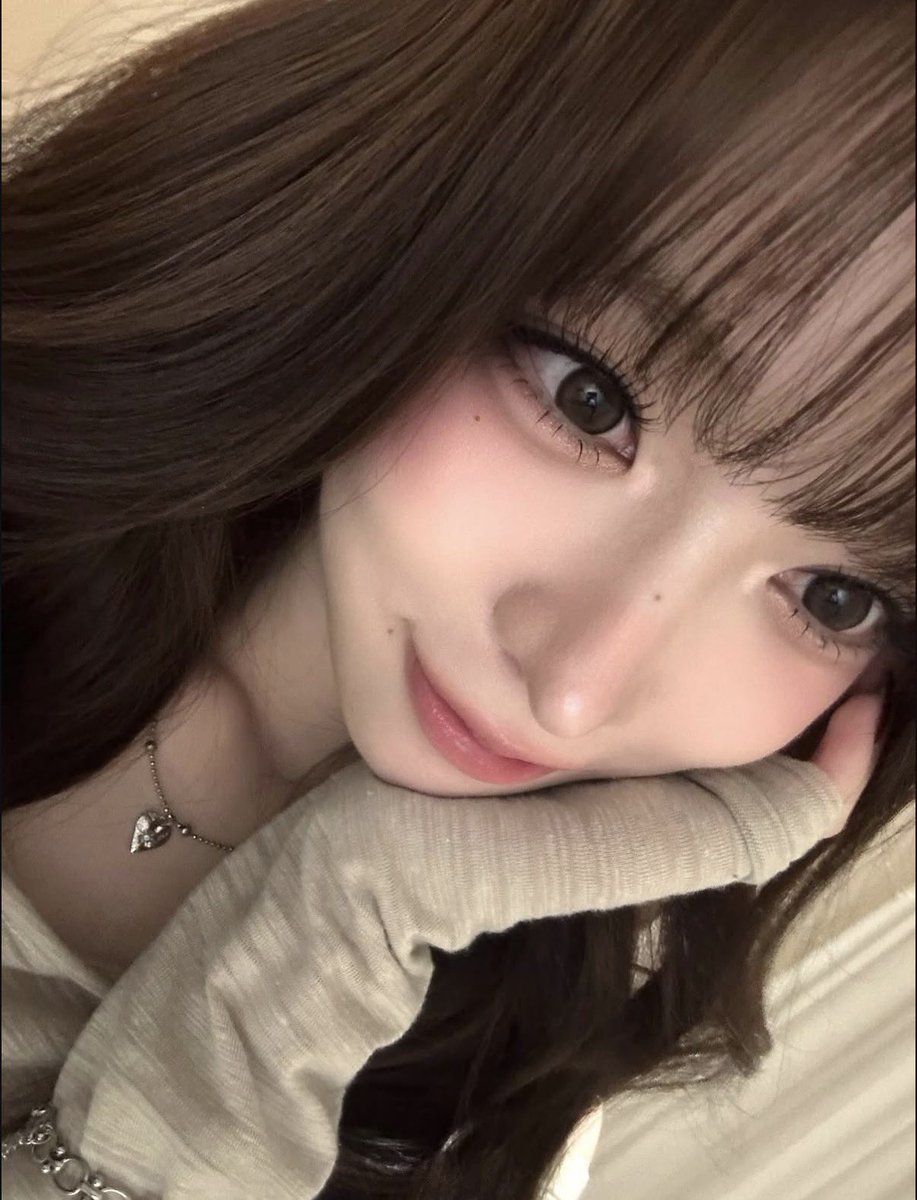 1snoopys's tweet photo. heej (• ֊ •) niestety sa to moje ostatnie dni w brazowych wlosach wiec mozecie sie juz z nimi pozegnac </3 za chwile ide podpisac umowe z labubu...? sama jeszcze nie wiem. milego dnia dzisiaj na sluchawkach tate mcrae https://t.co/Y5h0ato86u