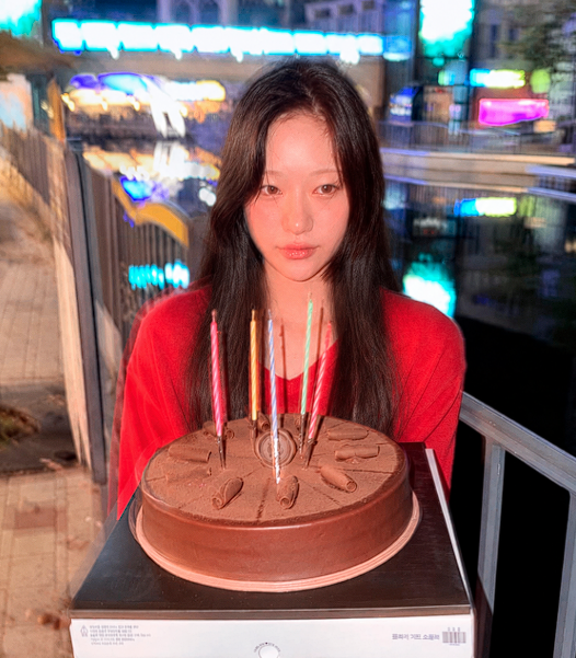 sooahkim_'s tweet photo. 오늘은 제 생일이에요 🎂🤍 #dlaphoto
Jun-Seok oppa me trajo un pastel😊 https://t.co/tAbWFIxBRY