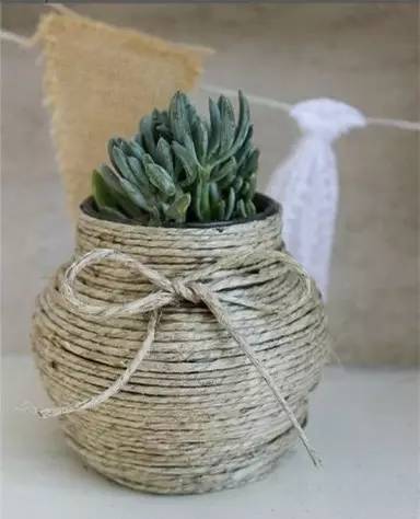 AgathaAmmacq0's tweet photo. Just upcycled an old mason jar into a cute hanging planter in 10 mins! No fancy tools needed, perfect for sprucing up my small balcony this weekend. https://t.co/njrULG8L7t