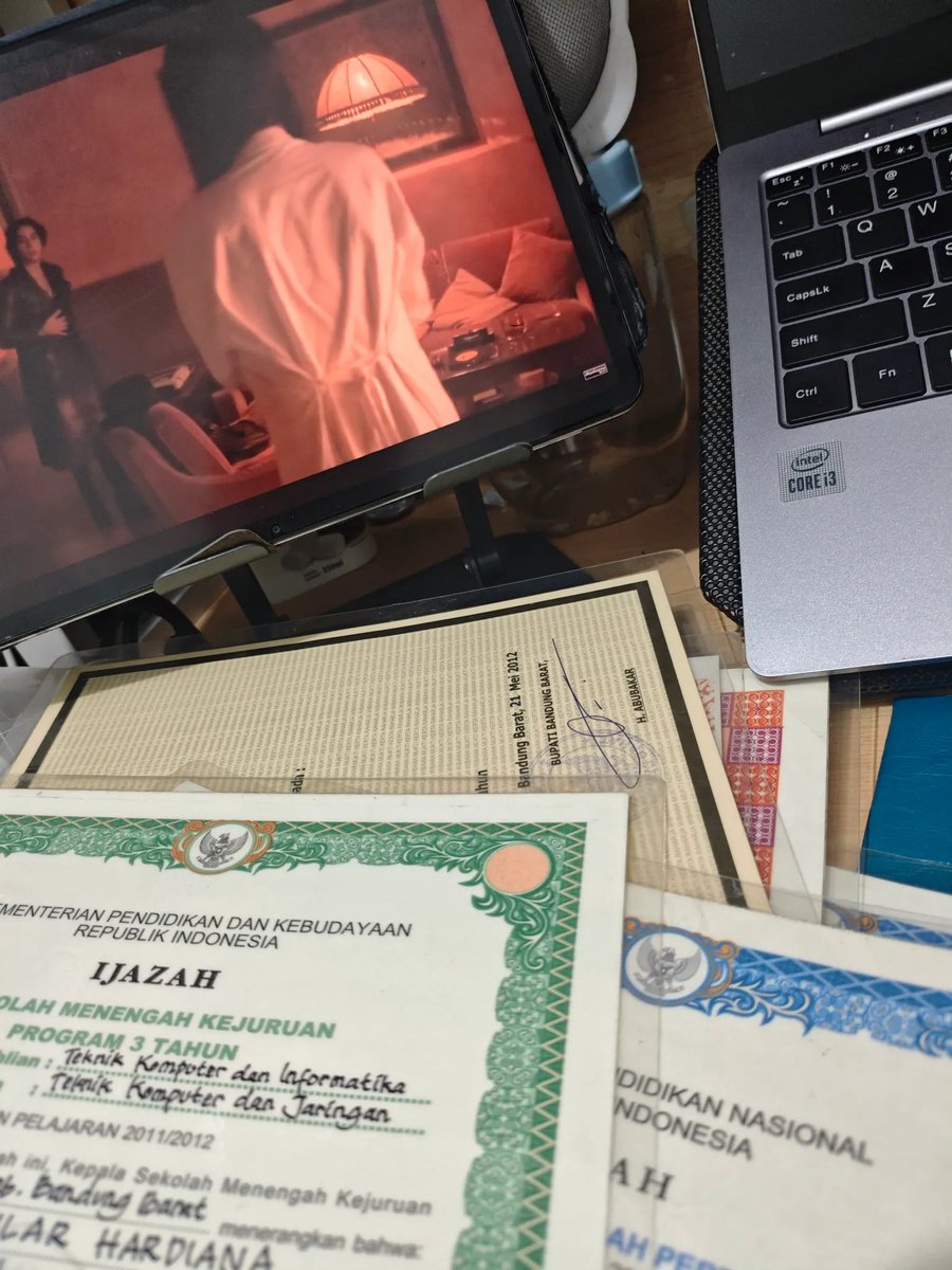 keluhkesahkonoh's tweet photo. Salah satu penyesalan dalam hidup: MELAMINATING IJAZAH DAN DOKUMEN-DOKUMEN PENTING LAINNYA! 😭 https://t.co/ViF8rAxCiH