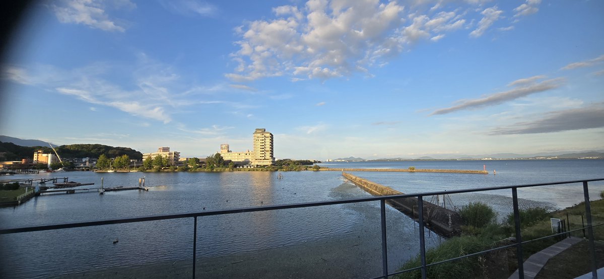 sid_clein's tweet photo. 浴場で分かれる時間を60分ずつ2回に分けても、サウナでととのってると全然足りねぇw
そこから岩盤浴の汗を流したりマッサージチェアであ゙～～～したりしてたらもう夕方だ
あとちょっと休憩スペースでマンガでも読むかぁ https://t.co/MmIRNgbxT8