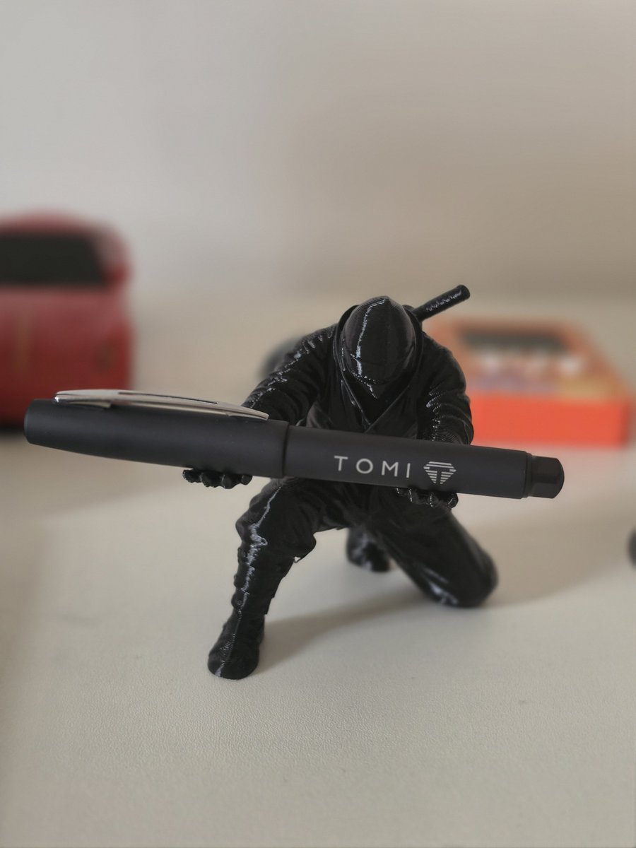 akinkunmi's tweet photo. My pen holder is so cool. 😎 https://t.co/ZEtIeoC6bJ