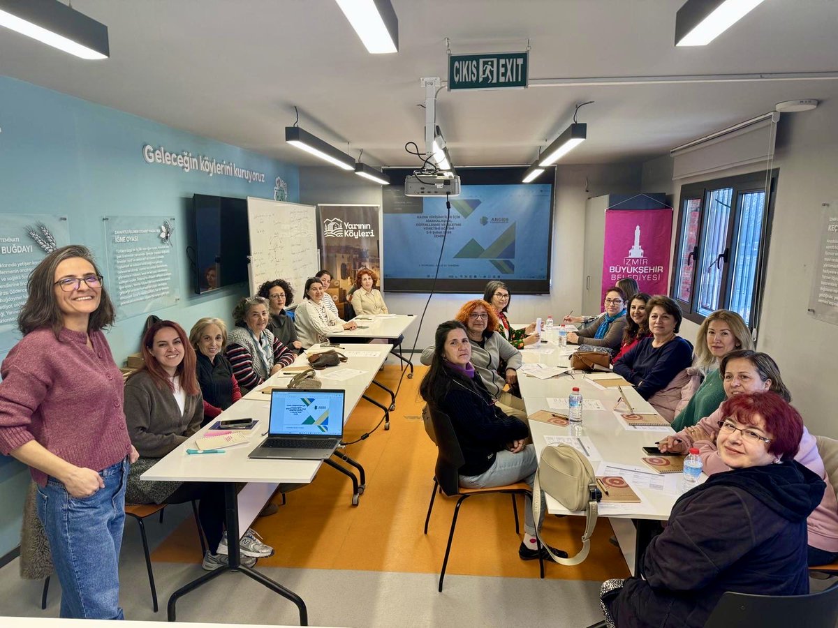 undpturkiye's tweet photo. 🌾💻  Kadınların bilgiye ve teknolojiye erişimini güçlendirerek kırsal ekonomilerin güçlenmesine katkı sağlıyoruz!

Trendyol ve UNDP iş birliğiyle yürütülen #YarınınKöyleri Projesi kapsamında, bu yaz dijital merkezlerde üretici kadınlar ve kadın kooperatifleriyle buluşuldu. https://t.co/3865hquUR2