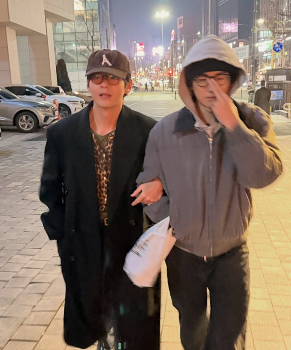 thvismuse's tweet photo. Two essentials Taehyung takes with him every time he steps out in Korea these days:
his iconic cap collection
Park Hyungsik https://t.co/l5K9CXiFCT