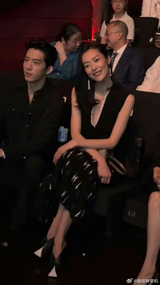 Salmantiss's tweet photo. Jing boran and Liu wen 🤍
Look at them serving looks. they are so gorgeous.. 
https://t.co/t05Wzn56xr