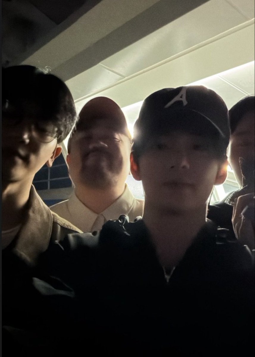 thvismuse's tweet photo. Two essentials Taehyung takes with him every time he steps out in Korea these days:
his iconic cap collection
Park Hyungsik https://t.co/l5K9CXiFCT