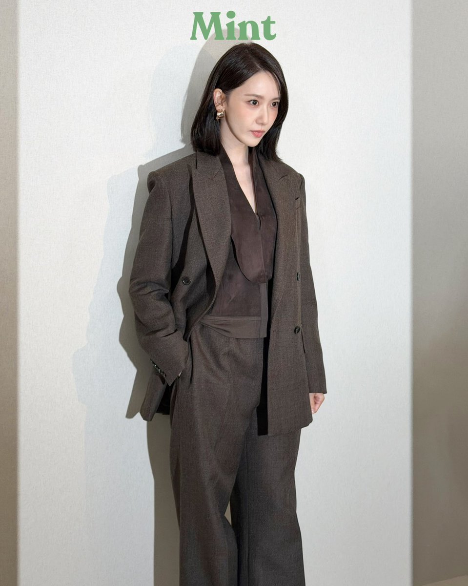 viraltakes's tweet photo. YOONA shines in Max Mara SS27 at Milan Fashion Week. https://t.co/3vAFJvo1zB
