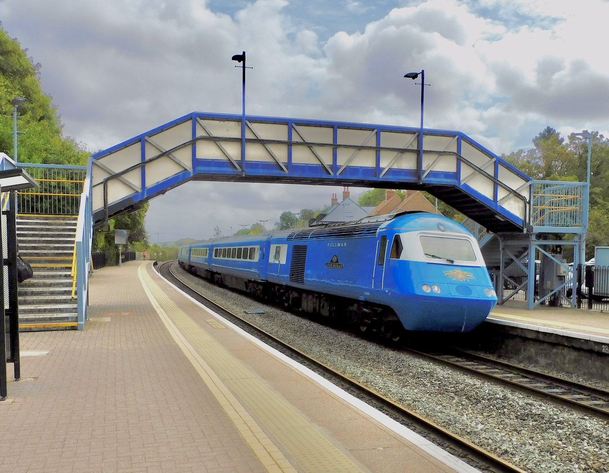 kingy69beard's tweet photo. #HighspeedThursday #Pullman @LocoServicesGrp #HST 43050 โLoch Morarโ, leads 43059 โLock Shielโ, working 1Z43 Lancaster - Penzance โCornish Riviera Pullman. Seen at Hungerford (๐ท18/9/26). https://t.co/rn45KxoY2i