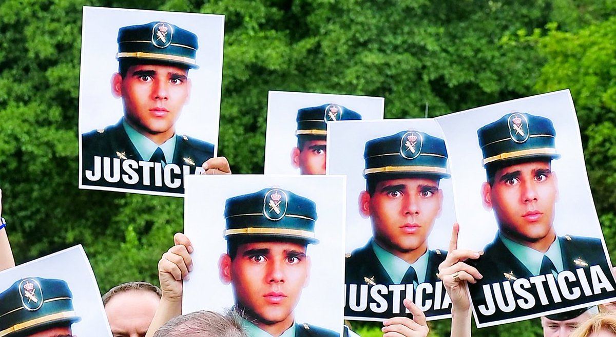 Jucil_Vizcaya's tweet photo. Tal día como hoy, la banda terrorista ETA asesinó al guardia civil Juan Carlos Beiro mediante una bomba oculta tras una pancarta.

Esto es lo que decía la pancarta en euskera, "Guardia Civil, mátalo aquí".

Es uno de los 379 crímenes de LESA HUMANIDAD que aún siguen sin resolver. https://t.co/dkfjITAuRL