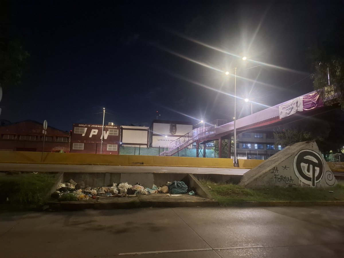 vladimiryaez's tweet photo. @ClaraBrugadaM @NancyNunezmx @SOBSECDMX Les encargamos que limpien el Circuito interior, en la zona del arenal, frente a la vocacional 12, la gente ha hecho un basurero.  😒 https://t.co/XdfYV1JVdx