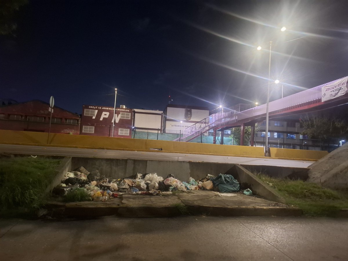 vladimiryaez's tweet photo. @ClaraBrugadaM @NancyNunezmx @SOBSECDMX Les encargamos que limpien el Circuito interior, en la zona del arenal, frente a la vocacional 12, la gente ha hecho un basurero.  😒 https://t.co/XdfYV1JVdx