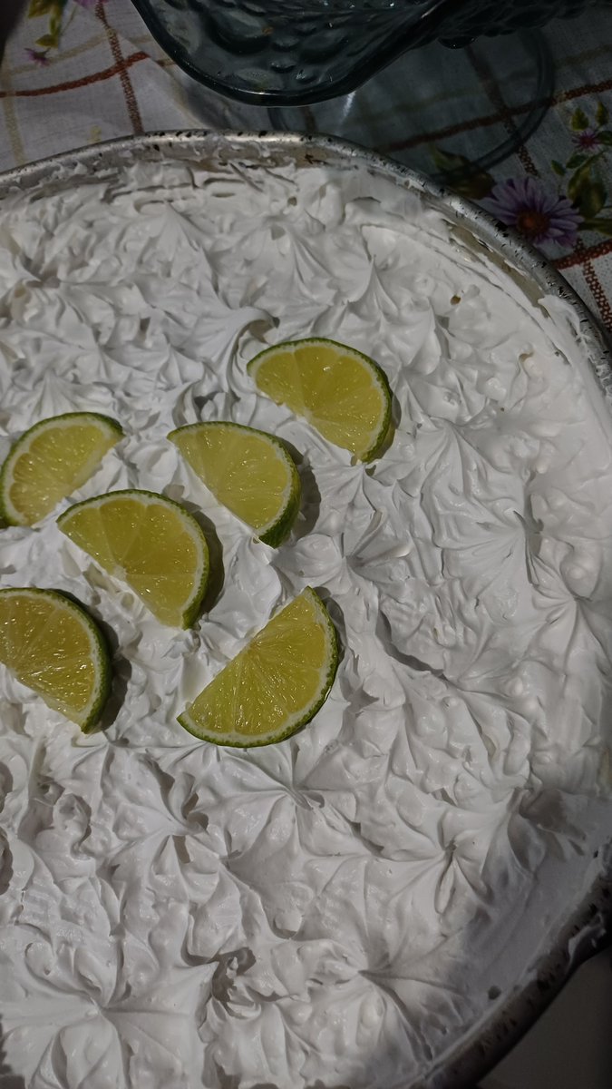 tommahte's tweet photo. @jaeacervo Eu amo muito, eu amo torta demaiss, essa aqui é a mesma receita, só que eu fiz no ano novo https://t.co/jpv2IJVeIY