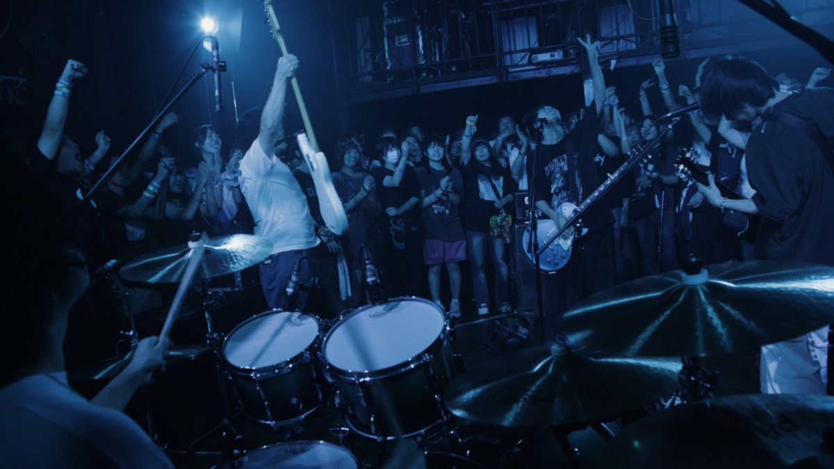 cloudy_band's tweet photo. 明日20時
「狭い空」MV公開 https://t.co/EQ8TQIXi1Y