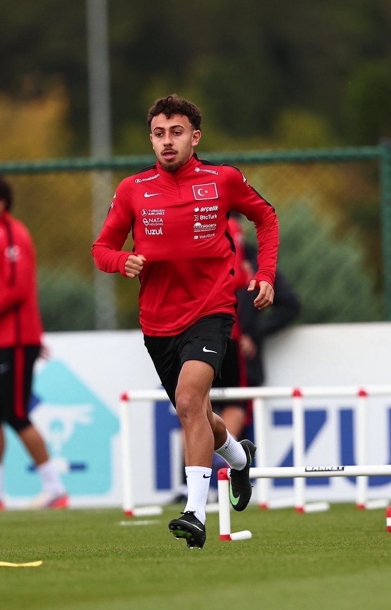 onuryildiztv's tweet photo. Bir İtalyan en zor maçlarda güvenip, oynatıp, geliştirip, verim alıyor. Diğer İtalyan U21 takımına gönderiyor. İşte hoca farkı. #ilhanfakılı https://t.co/KqDfL1JaQt