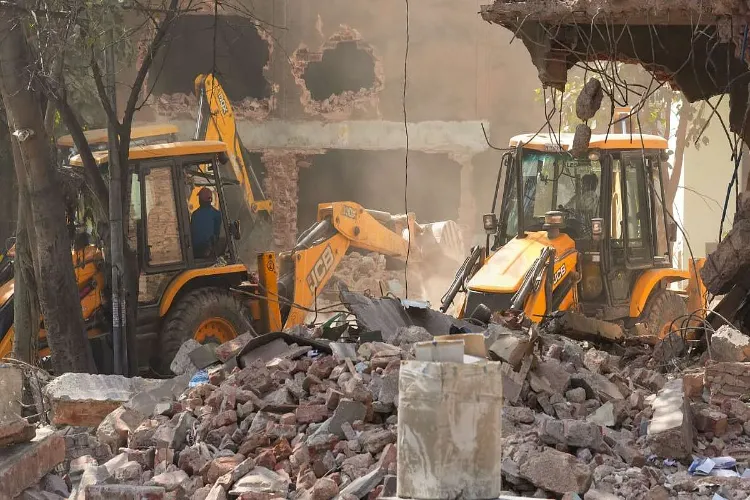 AwazThevoice's tweet photo. MCD carried out 35 demolition drives across Delhi and sealed five properties as part of its enforcement action.
https://t.co/CHlsikzBlq
#MCD #Delhi #CivicAction #DemolitionDrive #UrbanDevelopment #Governance #Awazthevoice https://t.co/Ta5SedfaDe