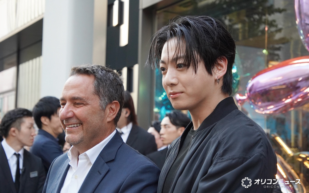 oricon's tweet photo. BTS・Jung Kook（ジョングク）銀座に降臨❗️
ファンが駆けつけ騒然
東京・ウブロ銀座ブティックに来店
https://t.co/AdAQdfutbJ

#JungKook https://t.co/ln94l3OzVX