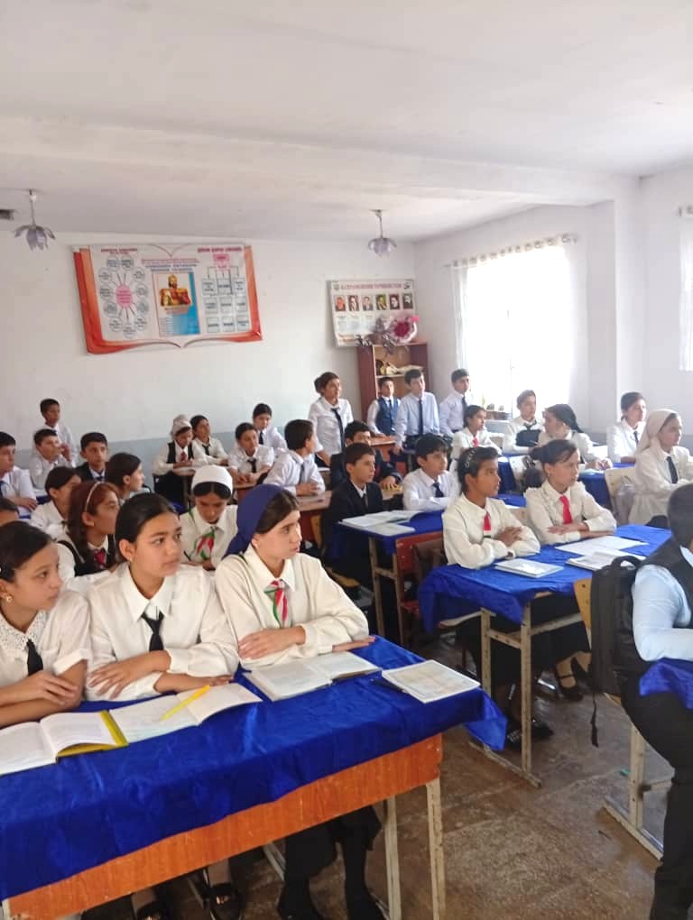 TajikistanC's tweet photo. Today by the @redcrescent_tj organized dissemination cessions in high school #5, Gissar city for more than 85 schoolchildren and teachers.
Nodir Aminzoda made a presentation on International  Movement, principles and  emblems of the Red Cross and Red Crescent. https://t.co/qi2jg4hU09