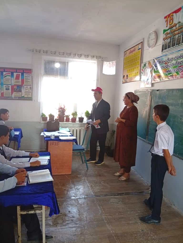TajikistanC's tweet photo. Today by the @redcrescent_tj organized dissemination cessions in high school #5, Gissar city for more than 85 schoolchildren and teachers.
Nodir Aminzoda made a presentation on International  Movement, principles and  emblems of the Red Cross and Red Crescent. https://t.co/qi2jg4hU09