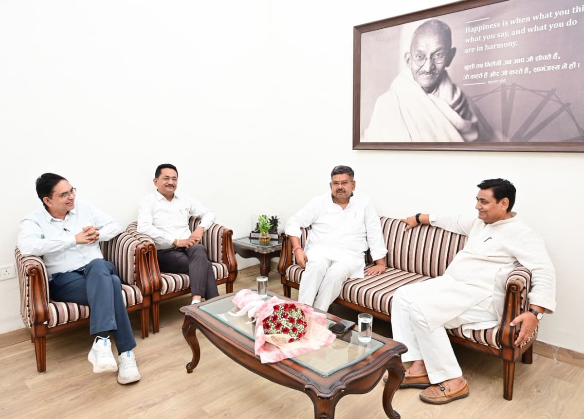 BSBhatiInc's tweet photo. आज जयपुर में राजस्थान प्रदेश कांग्रेस कमेटी के प्रदेशाध्यक्ष श्री गोविंद सिंह जी डोटासरा से आत्मीय मुलाकात हुई।

इस अवसर पर देशनोक नगर पालिका चुनाव एवं बीकानेर नगर निगम चुनाव मे��� कांग्रेस की जीत पर उन्हें हार्दिक बधाई एवं शुभकामनाएं प्रेषित की।
साथ ही आगामी पंचायती राज चुनावों की तैयारियों के संदर्भ में विस्तृत चर्चा हुई।
@GovindDotasra