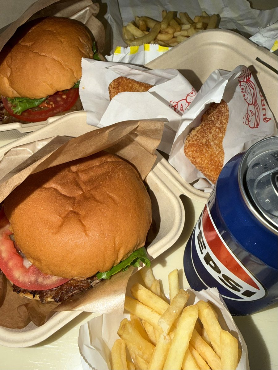 esilehoe's tweet photo. 버거리 참 맛잇네요 
통모짜치즈스틱 <<늘어나는 수준 ㄹㅇ인생임 https://t.co/sOt2NpcwIo