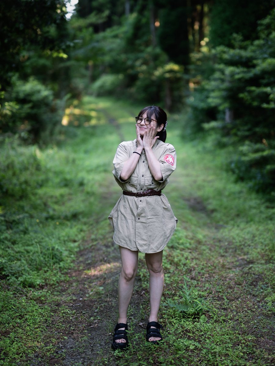 love792000's tweet photo. ヒロヒサさんがやよいちゃんによくやる、アメカジ着せ替え人形ごっこ。私も挑戦。2XLのボーイスカウトシャツをガールスカートに合わせて、ボーイミーツガールスカウト。中性的でハンジ分隊長っぽい。 https://t.co/4nl7eTxkHg