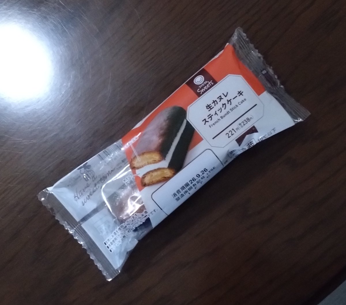 enoughtarin's tweet photo. スレッズでバズってたファミマの生カヌレ買ってきた https://t.co/LDKdqNvO1b