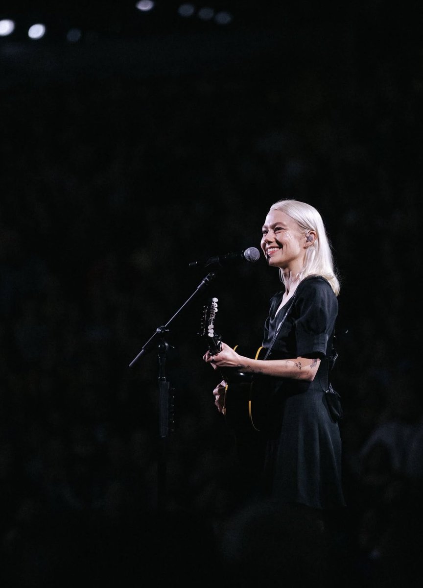 sourcebridgers's tweet photo. Phoebe on stage in Columbus 🩵🛸 https://t.co/GGjosXj50e
