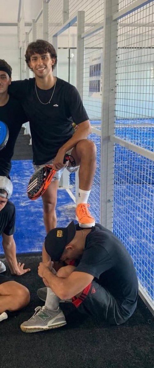 Sososvf's tweet photo. اهخخخ لو انيي تحتت رجل عميي😵‍💫🦶 https://t.co/JbGO4YILgI