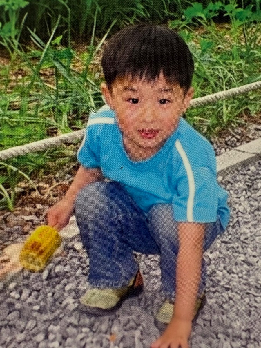 __k_junseomg's tweet photo. 幼少期トレカをお持ちの方にお聞きしたいです🙇🏻‍♀️メルカリでジュンソの幼少期トレカを購入したのですが、画像では分かりにくいものの、画質が少し荒くぼやけていて、服の首元に黒い汚れもありました。これは非公式なのでしょうか😭それとも、幼少期トレカは元々画質が鮮明ではないのでしょうか？ https://t.co/9MZCChsHlQ