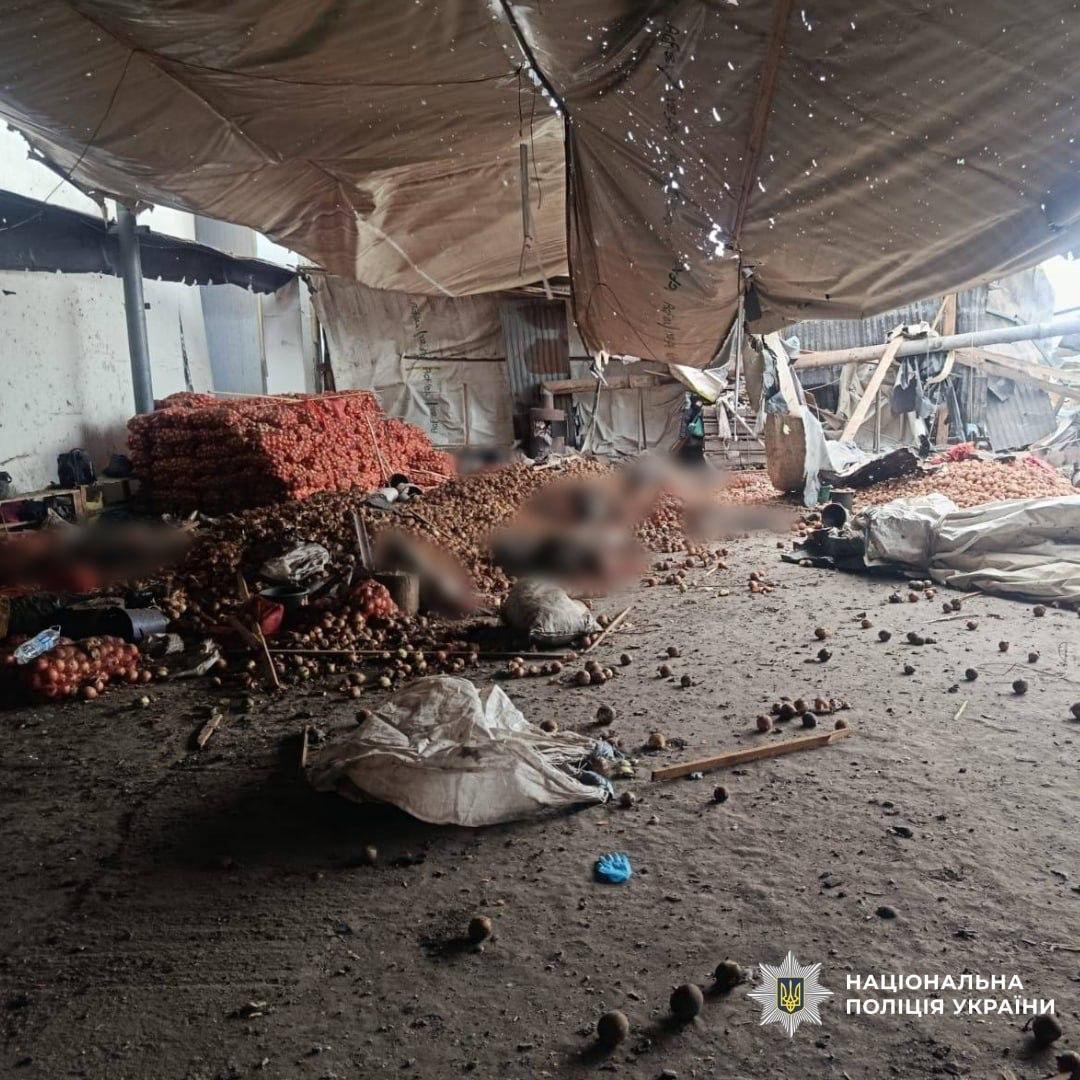 sternenko's tweet photo. Russians killed six people at a vegetable warehouse in Stara Hnylytsia, Kharkiv Oblast: two men and four women. 

They were sorting vegetables when the attack hit. https://t.co/4sXfL2mXcr