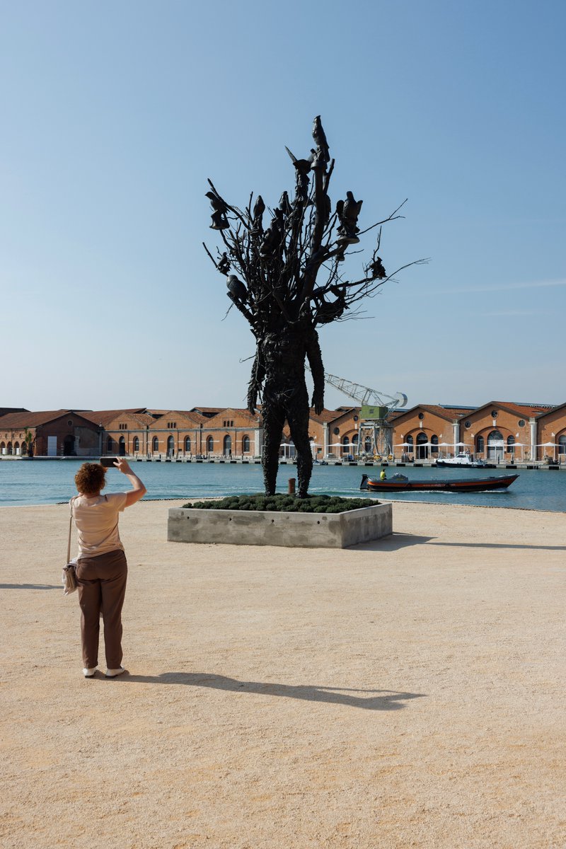 la_Biennale's tweet photo. #InMinorKeys | Arsenale
“[...] #NickCave riflette su come la società sia al contempo connessa e divisa, nello spazio liminale tra la vita e la morte.”

Nick Cave

Visita la #BiennaleArte2026 a #Venezia fino al 22 novembre!
🎟 → https://t.co/GCMdFalWtL https://t.co/WbFwunHXK5