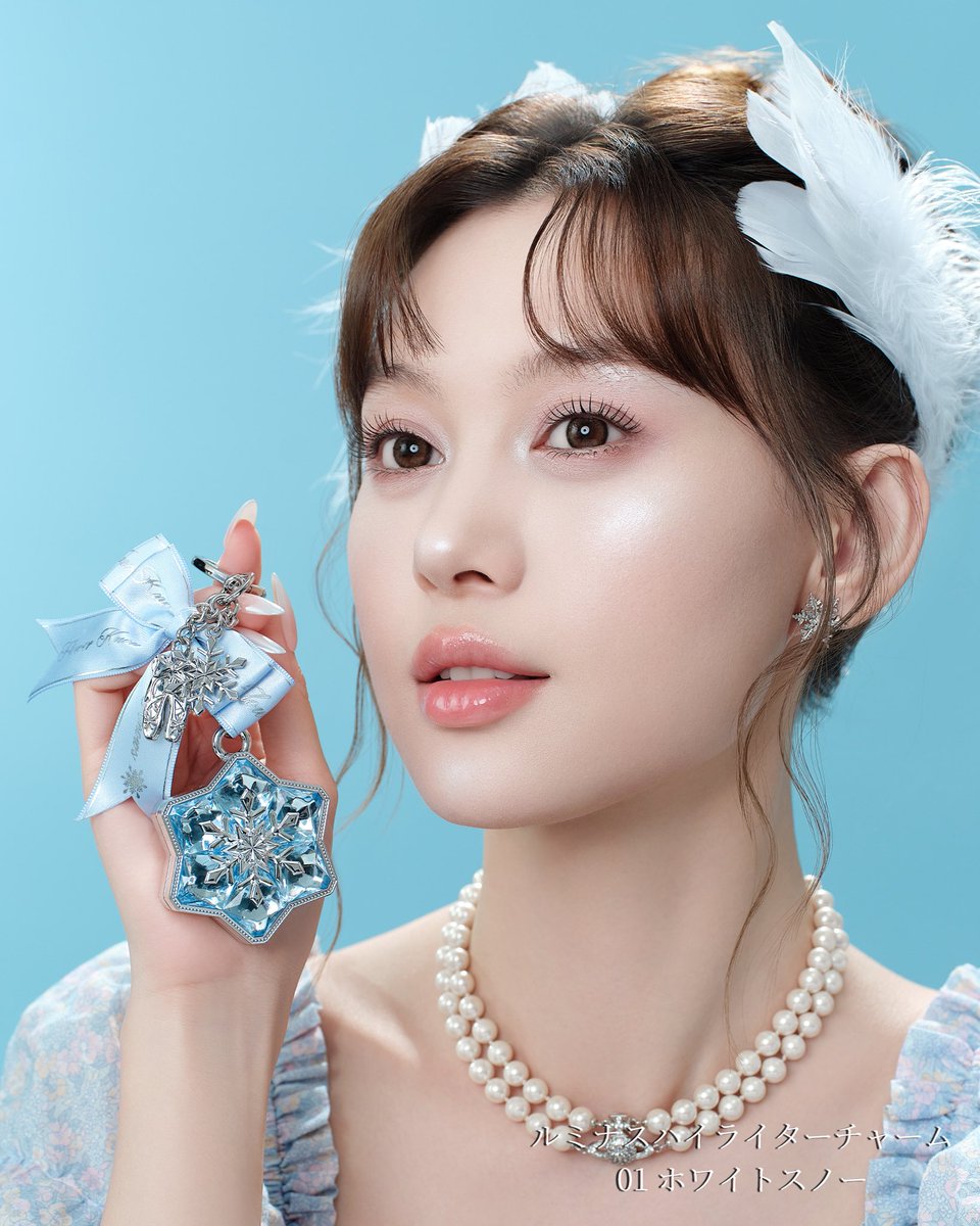 mimi_cosme_'s tweet photo. スノーバレエコレクションの持ち歩きたくなるアイテム❄️✨♡

ルミナスハイライターチャーム
小さくて可愛いケースの中には、きらめくハイライト✨

クリスタルの王笏をモチーフにしたリキッドアイライナー
なめらかで高発色。アイメイクに上品さをプラス♡

夢のようなパフューム2種
舞い降りる雪とともに、ふんわり香る❄️

さらにハンドミラーやヘアクリップ、チークブラシなども
冬の想いを日常に溶け込ませて、ロマンティックな雰囲気に溢れる

https://t.co/rfs5qtoT1Nにて予約販売中🎀

#フラワーノーズ #FlowerKnows
#スノーバレエコレクション #ノベルティー #新作コスメ