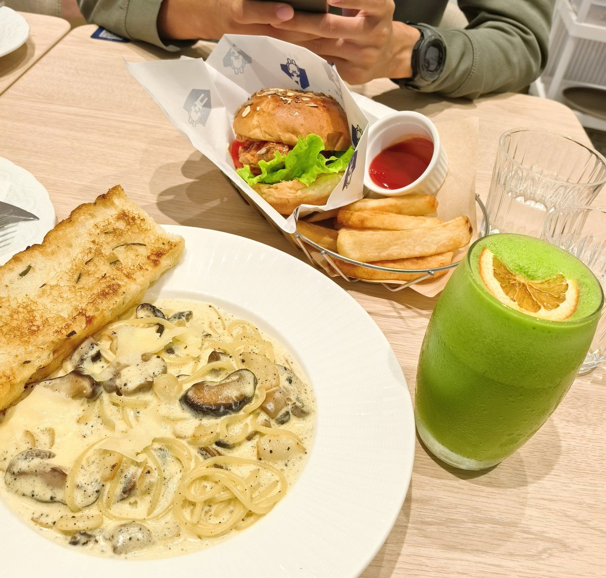 CristinaMaqxdf's tweet photo. Just found the BEST hidden pasta spot in town! Creamy truffle mushroom pasta with perfectly al dente noodles and a side of garlic bread that’s chef’s kiss — already coming back tomorrow! https://t.co/fu7w421Mo3