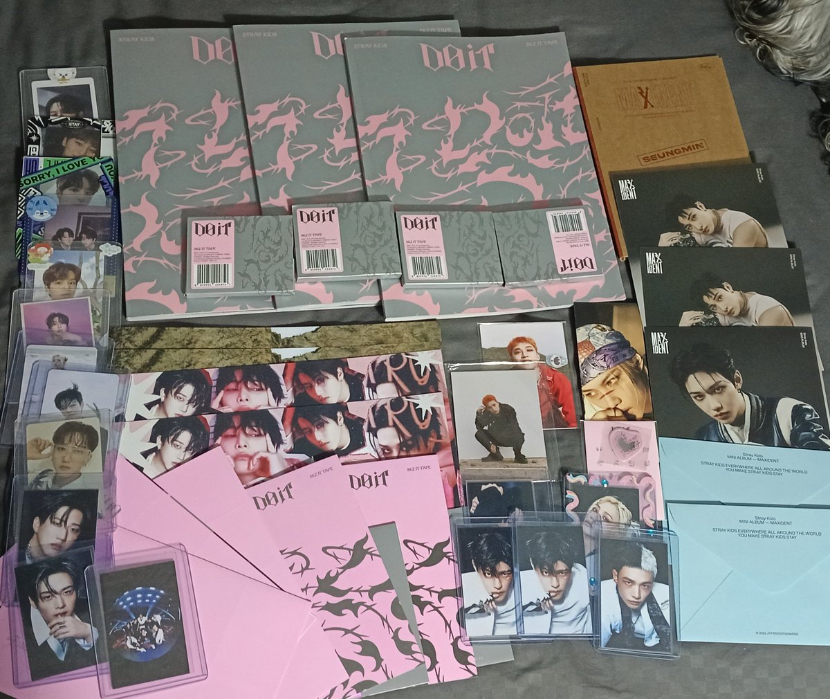 H4NKNOW's tweet photo. merch oficial q daré en el straycity pq la tengo repetida y no me cabe ya https://t.co/pgD1iEI5KN