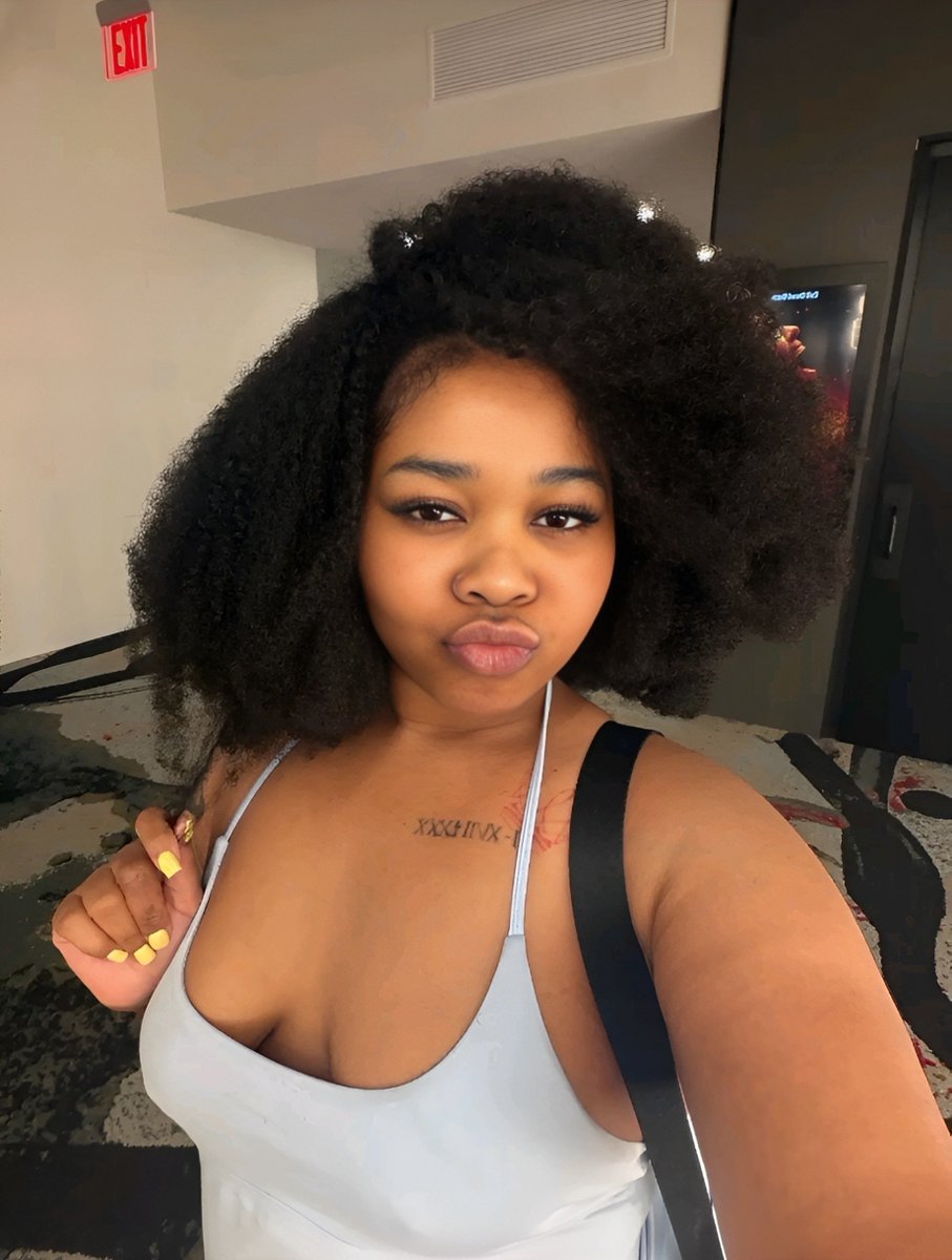 CuteKyKayla's tweet photo. I'm obsessed with my clear skin 😭 https://t.co/eMGLDsIoVX